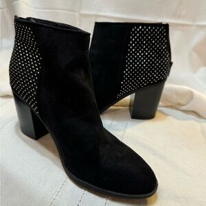 MADDEN chunky heel ankle boot black suede like material with silver be decor 7.5